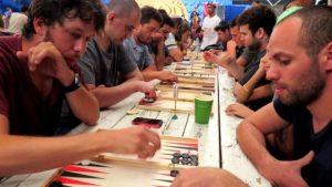 Israelis and Palestinians of all ages gathered in Jerusalem recently for a unifying night of backgammon, music and dancing. (Irris Makler/CBC) 